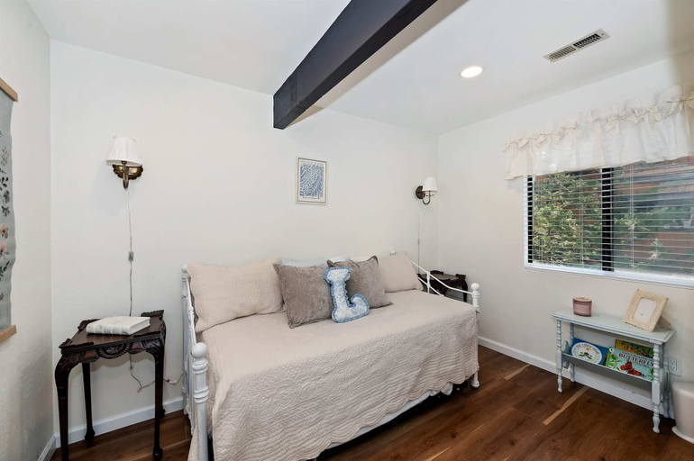 Room 4, Natures Peak-family Retreat w/ 2 Fireplaces, San Bernardino