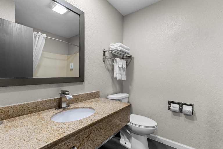 Bathroom 5, Quality Inn Oskaloosa, Mahaska