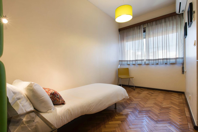 Room 3, RE1 in Oporto With 4 Bedrooms and 2 Bathrooms, Porto