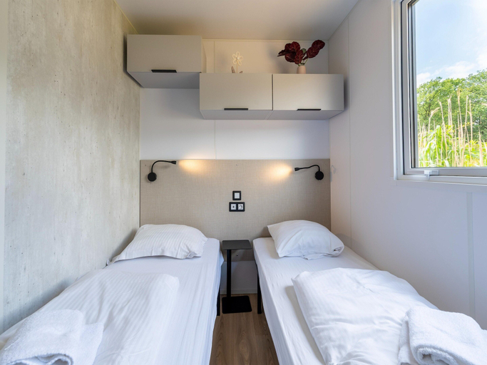 Room 4, Nature-rich Caravan Retreat for 6, Oost-Vlaanderen