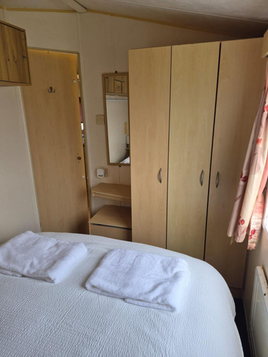 Room 4, Cabin Sleeps 6 With Access Outdoor Pool, Isle of Wight