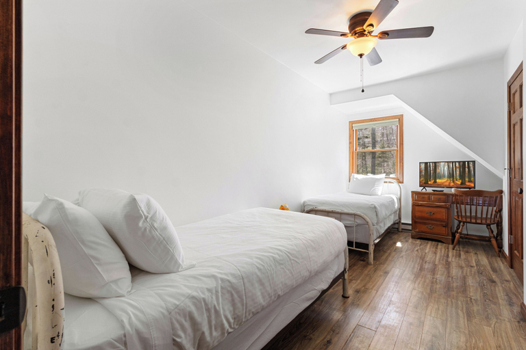 Room 4, Lookout on Waters Edge; Oceanfront Home in Owls Head, Knox