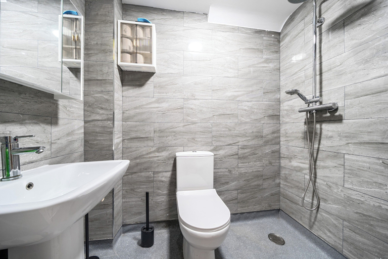 Bathroom 5, House - Sleeps 12 - Parking, Birmingham