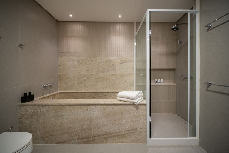 Bathroom 5, Av. Atlantica 5 Suites, Ocean View, Renovated, Rio de Janeiro