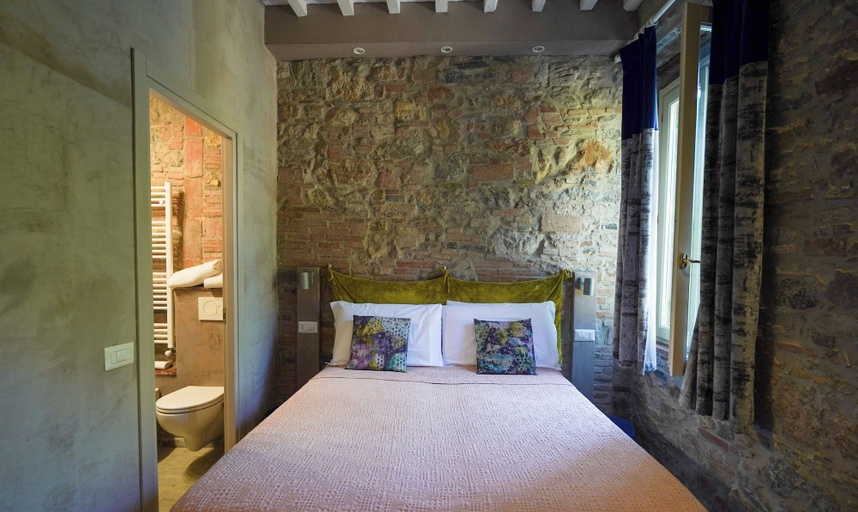 Bedroom 4, Inside the Wall, Lucca