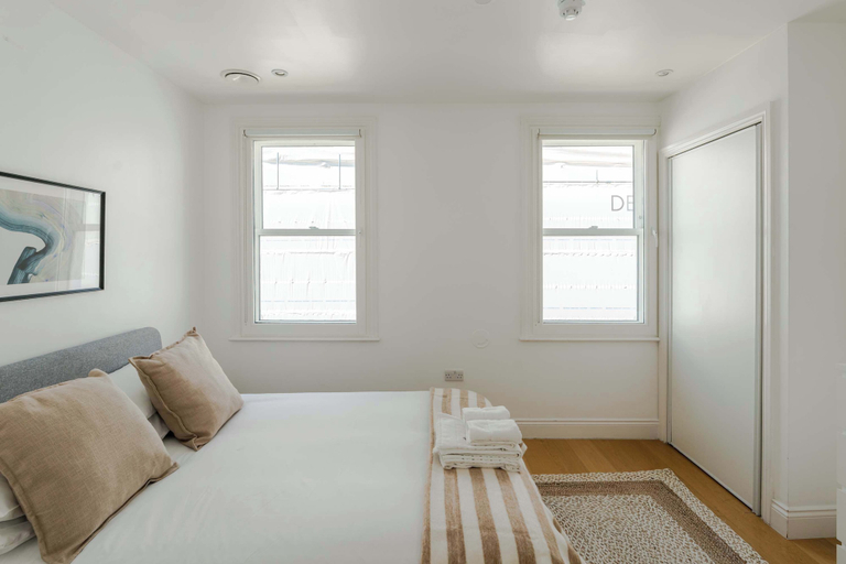 Room 3, 3-bed Flat Near Oxford Circus Sleeps 6 AC, London
