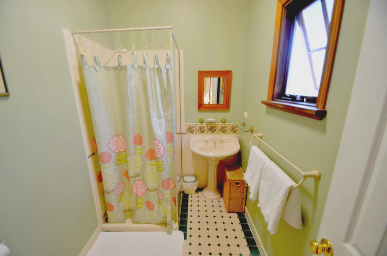 Bathroom, RoseMoore Bed & Breakfast, Perth