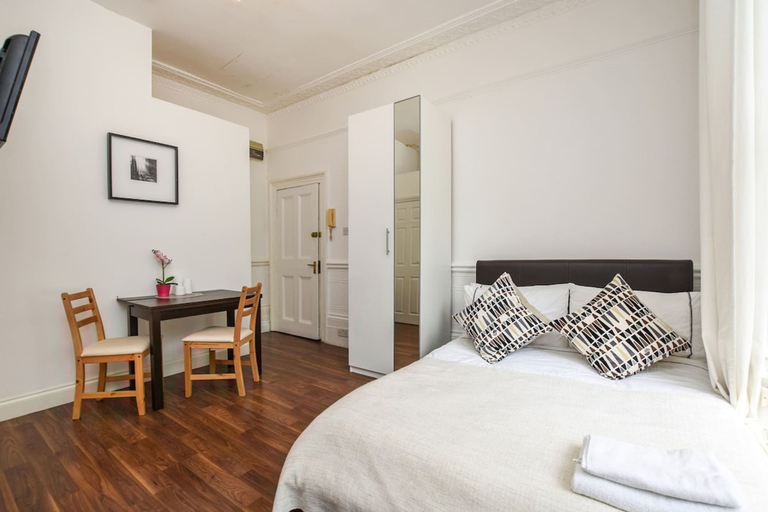 Room 5, Lovely Studio With Park View in Camden Kings Cross, London