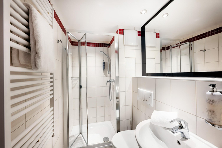 Bathroom 5, Premier Inn Berlin City Süd, Berlin