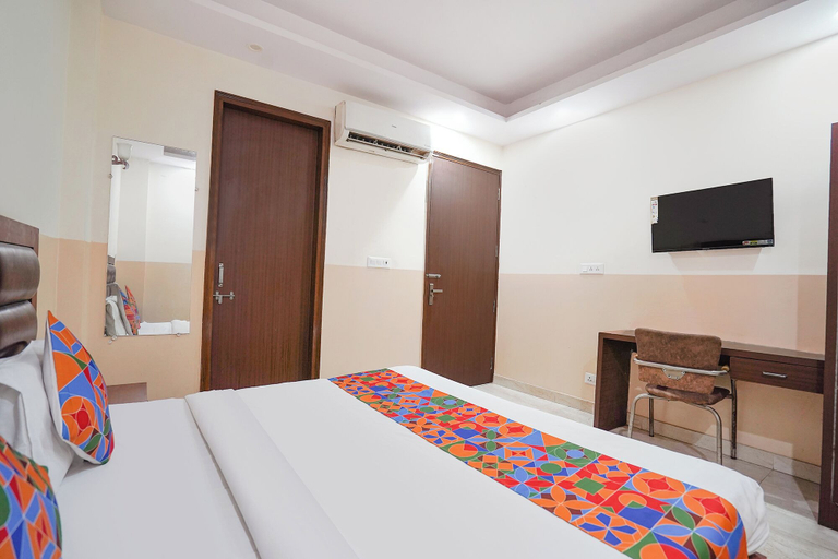 Room 3, Fabhotel Sapphires, Gautam Buddha Nagar