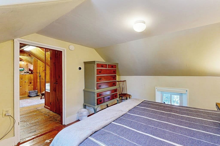 Room 4, Nautical Vacation Rental in in Walkable Downtown With Harbor View, Grill & Deck, Lincoln