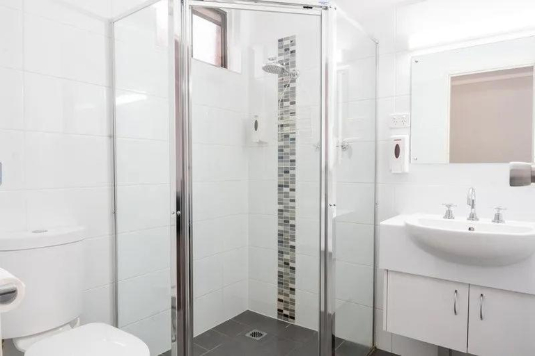 Bathroom 5, Nicholas Royal Motel, Hay