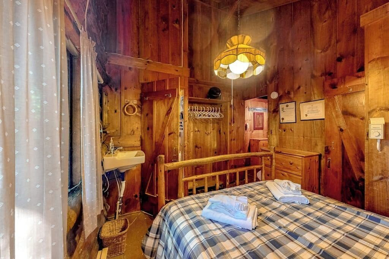 Room 4, Stunning log Cabin With Fireplace & Nature Views - Near Shopping & Dining, Lincoln