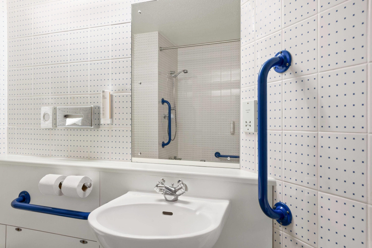 Bathroom 5, Days Inn by Wyndham Sheffield M1, Rotherham