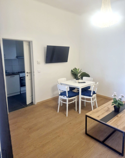 Dining, 10 Min to Westbahnhof 1BR with Living, Wien