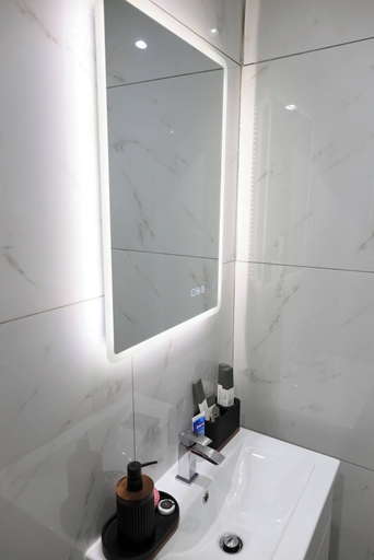 Bathroom 4, White Bungalow With 75" Tv, Air Con, Contractors, Bradford