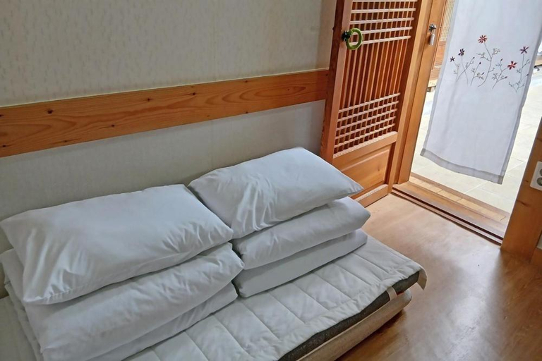 Bedroom 3, Jeonju Jeongdam Hanok Stay, Jeonju