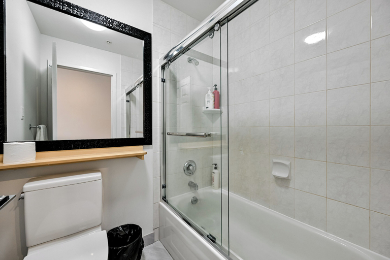Bathroom 3, NEW ROYAL INN, Greater Vancouver