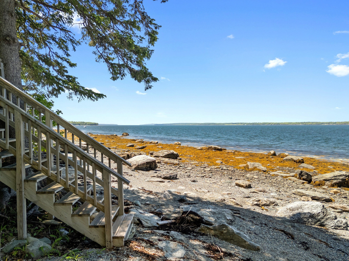 Beach, Charming Home With Stunning bay Views, Sunroom, Gazebo, Deck, & Grill, Hancock