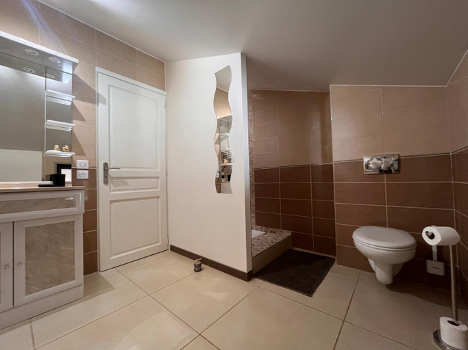 Bathroom 2, Ain’Time, Ain