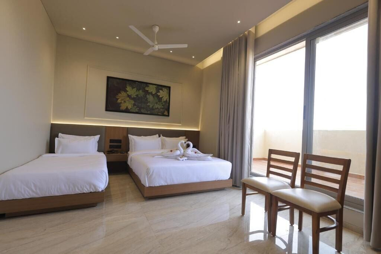 Room 2, LUXURIA INN BY CHANDAN, Junagadh