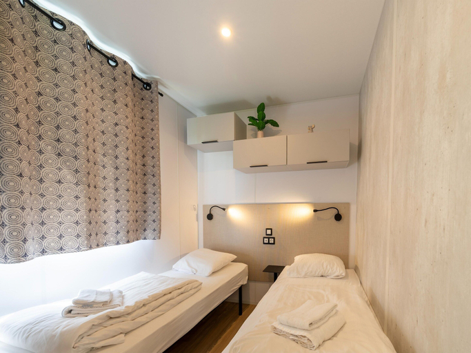 Room 2, Nature-rich Caravan Retreat for 6, Oost-Vlaanderen