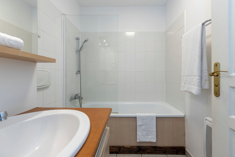 Bathroom 5, Odalys Résidence Les Chalets d'Evian, Haute-Savoie