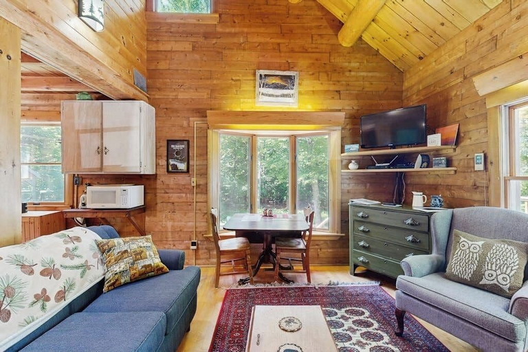 Living area 4, Beautiful Home With Wifi, Lake View, Deck, & Firepit - Walk to Beach, Piscataquis