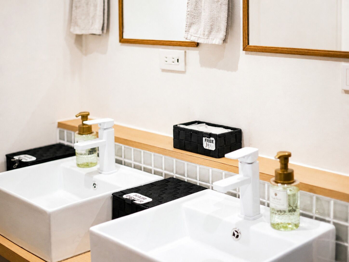 Bathroom 3, Akasaka Guesthouse HIVE - Hostel, Minato