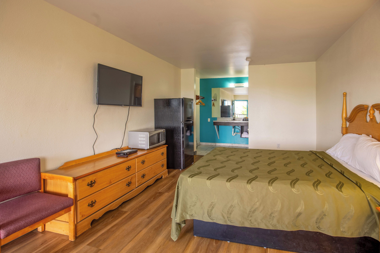 Room 3, Economy Inn & Suites, Champaign
