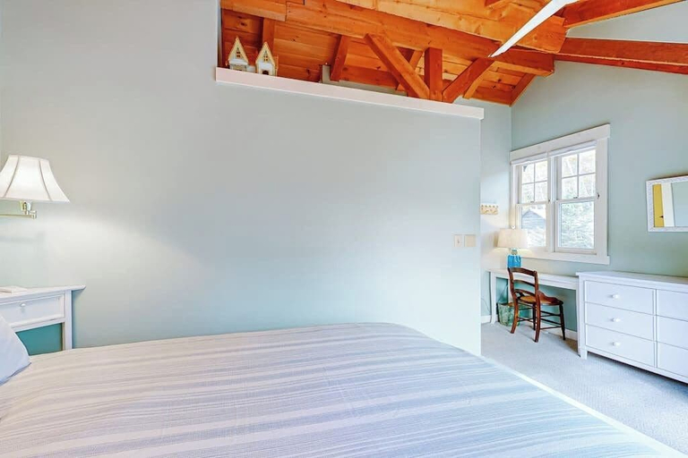 Room 3, Enchanting Oceanfront Cottage With Breathtaking Views and Modern Comforts, Lincoln
