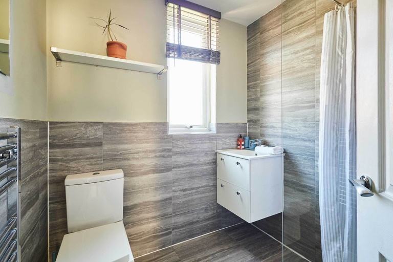 Room 5, Host Stay - Bingley Meadow, Sefton