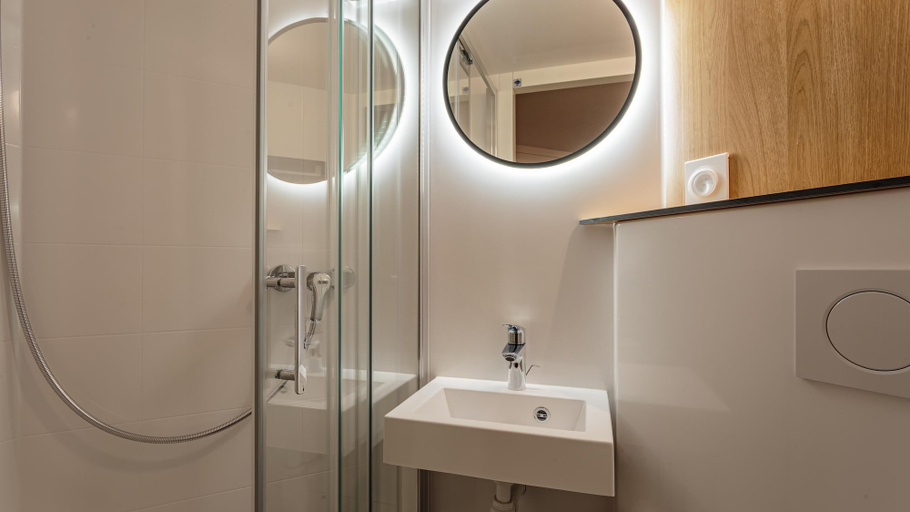 Bathroom 5, Premiere Classe Biarritz, Pyrénées-Atlantiques