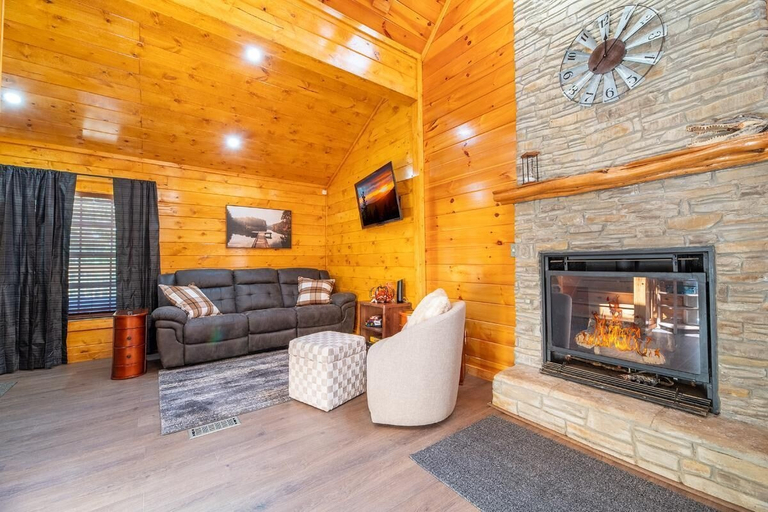 Living area, Cabin on the Creek, Sevier