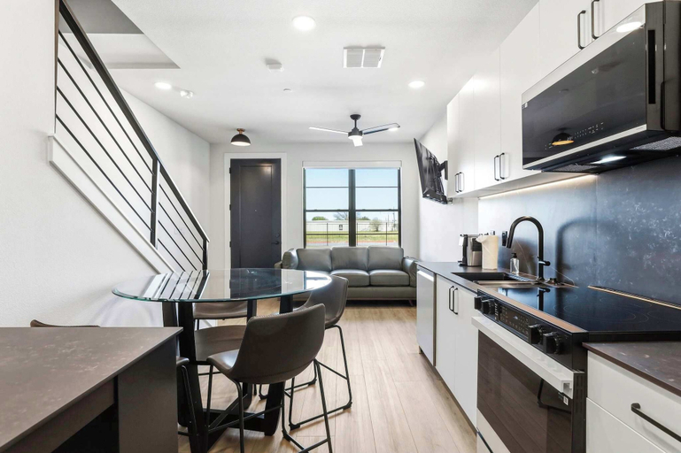 Private kitchen 3, Stay in Pure Luxury With Resort-style Amenities!, Comal