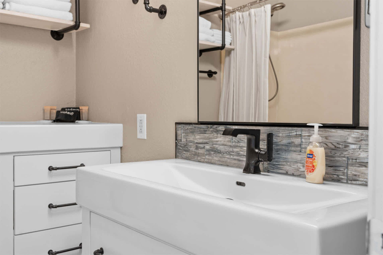 Bathroom 2, Rooster's Getaway and Studio Stay, Stone