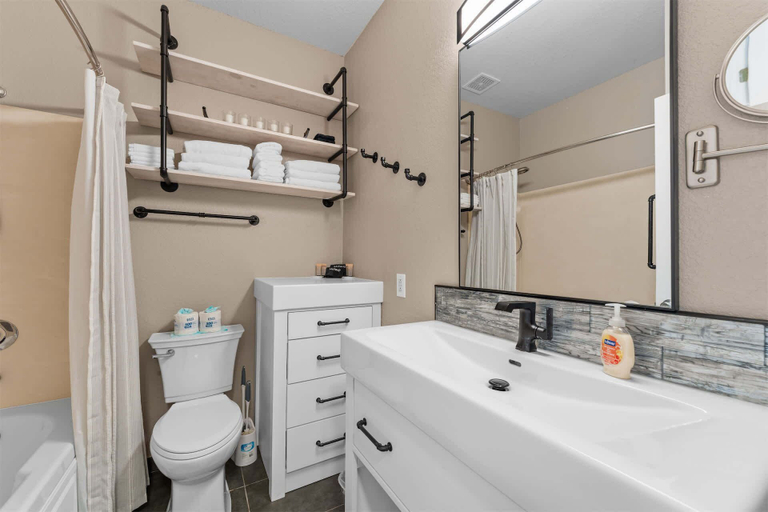 Bathroom 3, Rooster's Getaway and Studio Stay, Stone