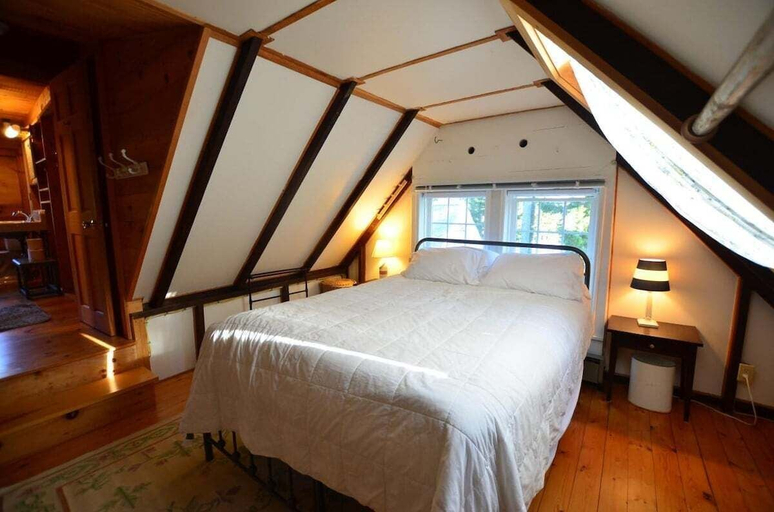 Bedroom 3, Berry Cottage, Private Dock, Overlooking a Sandy b, Knox