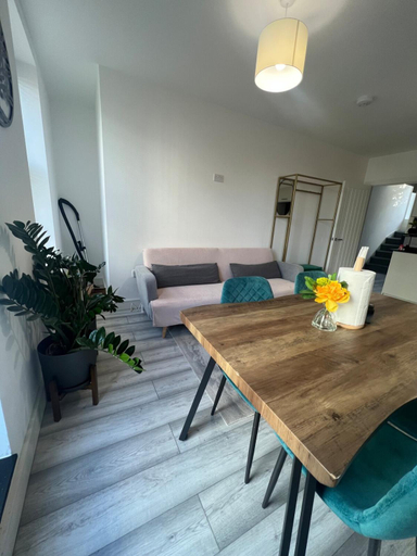 Others 5, Double room, London