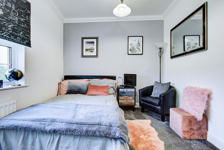 Room 3, Waltham Abbey Haven 2 Bed 2 Bath Flat Free Parking, Essex
