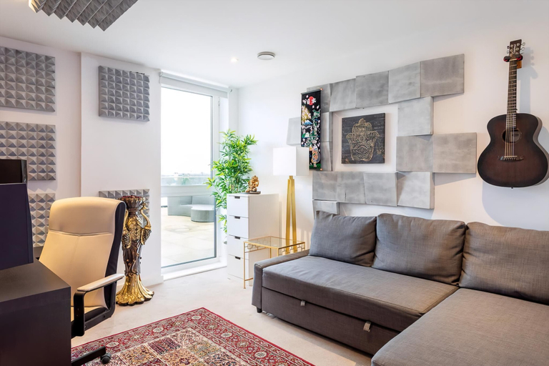 Others 5, Stunning Brentford Penthouse, London