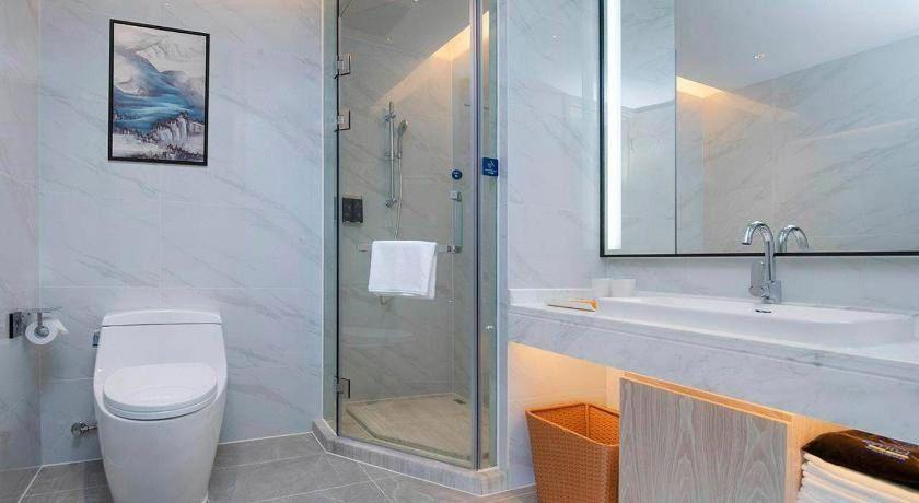 Bathroom 3, Kyriad Marvelous Hotel Shenzhen Longhua Qinghu Metro Station, Shenzhen