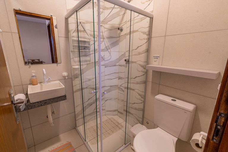 Bathroom, Flats Mar'Bella com Varanda para Relaxar e Praia para Curtir, Garagem Privado e ArCond, Maragogi