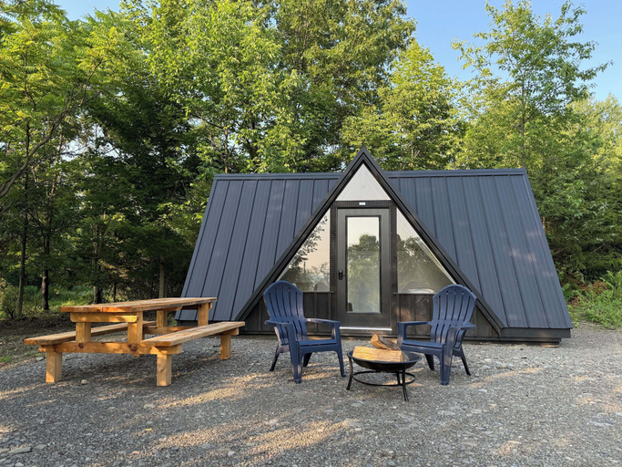 Outdoor dining 2, Seneca Gorge Glamping, Schuyler