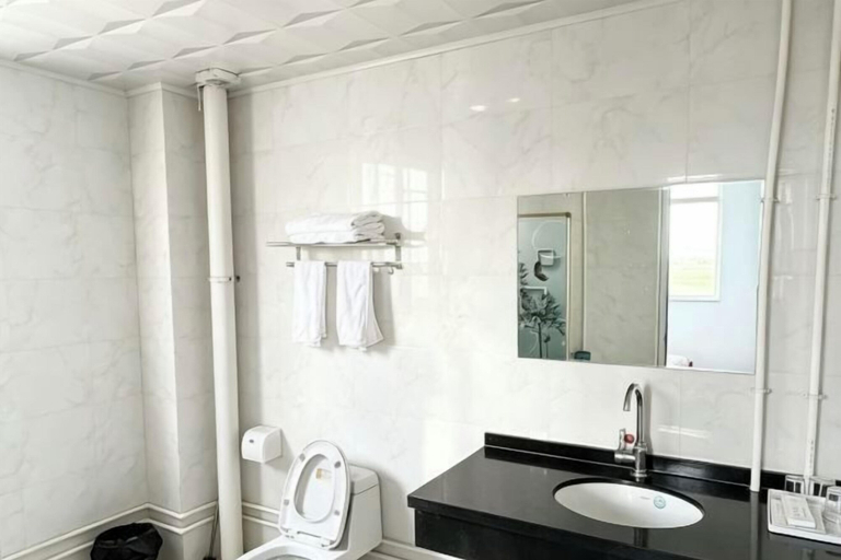 Bathroom, LongYuan Holiday Hotel, Zhangjiakou