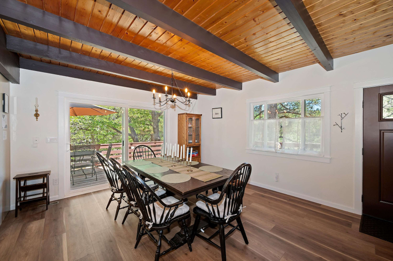 Dining 3, Natures Peak-family Retreat w/ 2 Fireplaces, San Bernardino