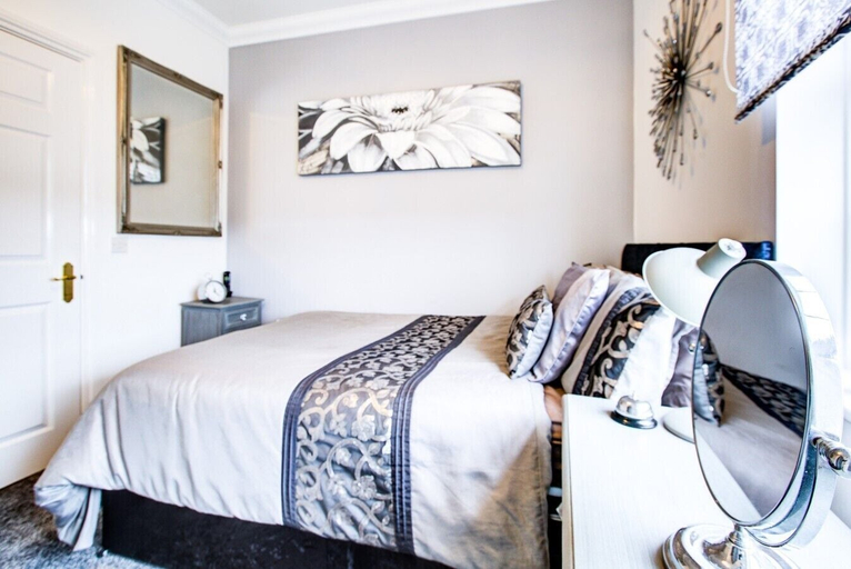 Room 4, Waltham Abbey Haven 2 Bed 2 Bath Flat Free Parking, Essex