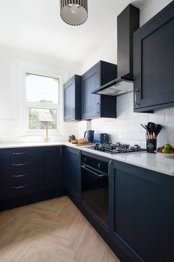 Room 2, Stylish Two-bed Apt in Brook Green West London, London