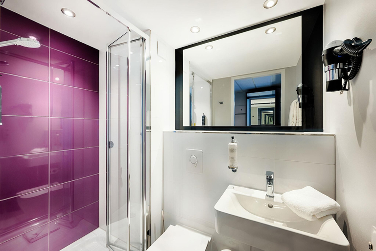 Bathroom 5, Premier Inn Berlin City Süd, Berlin