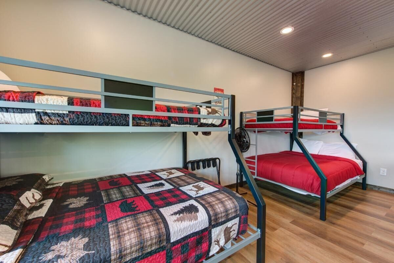 Room 5, Black Bear-y Ridge, Sevier